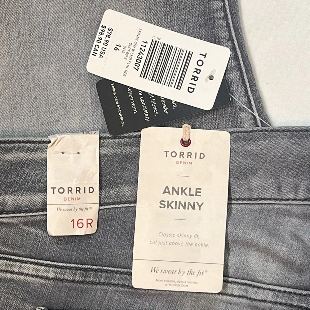 💥SALE💥 $32 Torrid Ankle Skinny Gray Floral Embroidered Jeans NWT Sz 16R - Picture 9 of 16